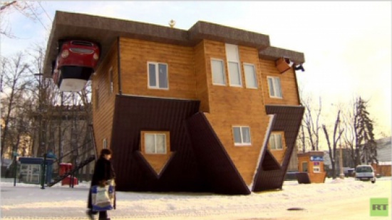 منزل مقلوب رأسا على عقب يثير فضول الزوار في موسكو