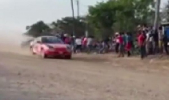 شاهد..  سيارة سباق تقتل 4 من المتفرجين