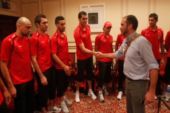 الأمير علي يطمئن على أحوال النشامى ويحثهم على التمسك بفرصة المنافسة