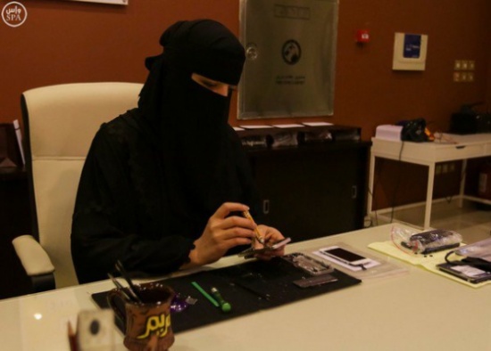 سعودية تنجح في صيانة 48 ألف جوال خاص بالنساء