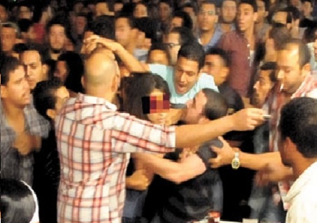 أصداء الاعتداء على فتاة ميدان التحرير تصل إلى فرنسا أصداء الاعتداء على فتاة ميدان التحرير تصل إلى فرنسا