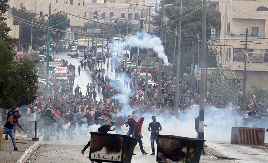 غزة: ثلاثة جرحى واصابة عدد من المسعفين بحالات اختناق غزة: ثلاثة جرحى واصابة عدد من المسعفين بحالات اختناق