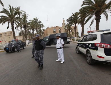 إصابة أربعة أفراد بعائلتين جراء سقوط قذائف صاروخية في بنغازي