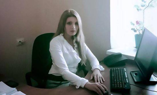 بالفيديو: بسبب الغيرة امرأة تنهال على مذيعة بالضرب! بالفيديو: بسبب الغيرة امرأة تنهال على مذيعة بالضرب!