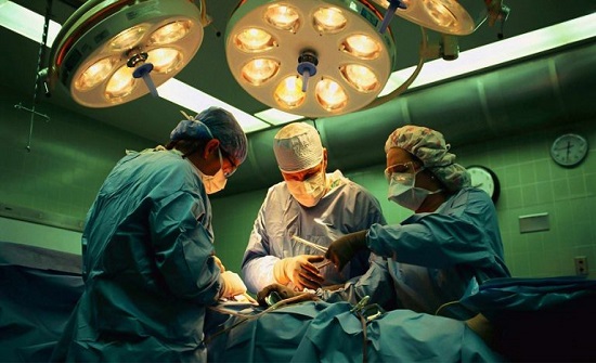 أطباء يجرون جراحة قلب مفتوح في كراج للسيارات (صور)‎‎