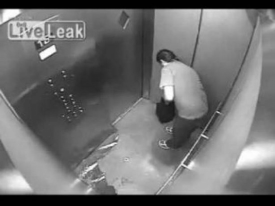 بالفيديو: تصرف مقزز لعامل دليفري أثناء توصيل وجبة الطعام!