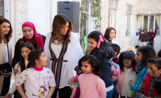 الملكة رانيا تحتفل مع أطفال مؤسسة الحسين الاجتماعية بأمهات ومربيات المؤسسة الملكة رانيا تحتفل مع أطفال مؤسسة الحسين الاجتماعية بأمهات ومربيات المؤسسة