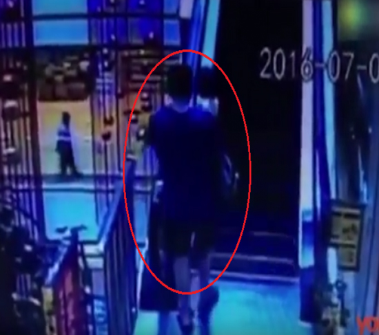 فيديو| صعد إلى السّلم الكهربائيّ حاملاً ابنه الرّضيع .. فحدثت الكارثة!