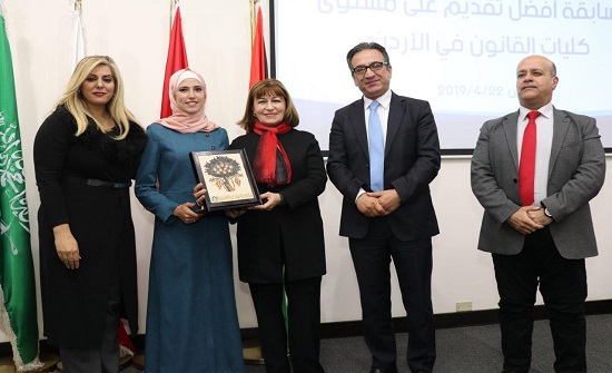 مسابقة في "عمان العربية" لأفضل عرض قانوني بحثي مسابقة في "عمان العربية" لأفضل عرض قانوني بحثي
