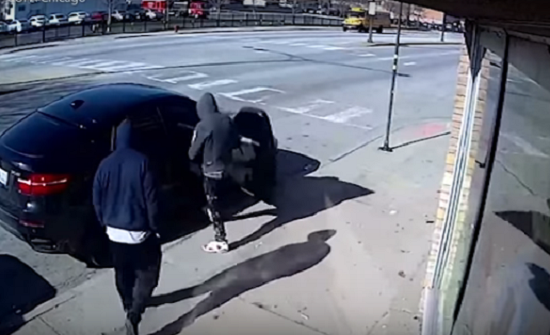 بالفيديو : لصان يتفاجأن بضابط شرطة داخل سيارة اثناء محاولة سرقتها