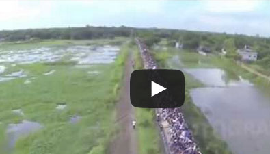 المئات يسافرون على سقف قطار في بنغلادش