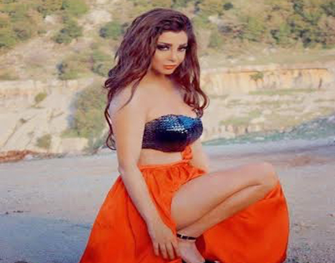 صور.. "رولا ياموت" ترد على "حلاوة روح" بلقطات عارية