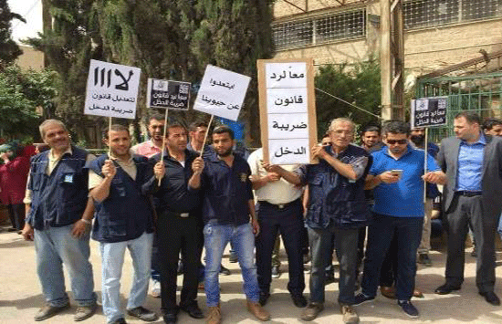 بالصور.. بدء اضراب عمال المصانع احتجاجاً على قانون الضريبة الجديد بالصور.. بدء اضراب عمال المصانع احتجاجاً على قانون الضريبة الجديد