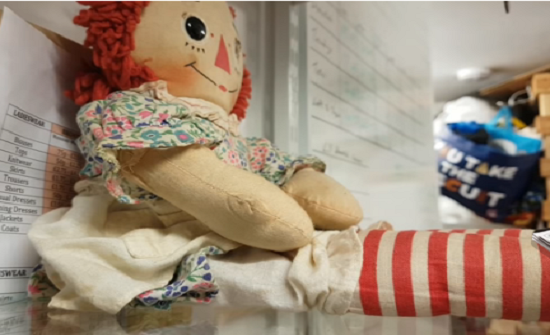 بالفيديو : لقطات مخيفة لذراع دمية تتحرك ببطء