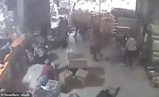 لحظة فرار متسوقين من متجر ضربه الزلزال بإندونيسيا (فيديو وصور) لحظة فرار متسوقين من متجر ضربه الزلزال بإندونيسيا (فيديو وصور)