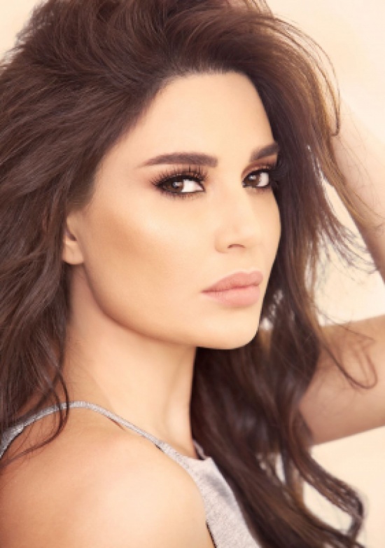 ابنة سيرين ترسم ووالدتها تساعدها – بالصورة ابنة سيرين ترسم ووالدتها تساعدها – بالصورة