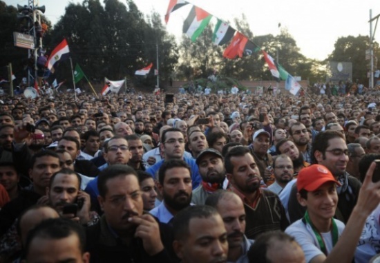 اشتباكات بين متظاهرين والشرطة أمام القصر الرئاسي بالقاهرة اشتباكات بين متظاهرين والشرطة أمام القصر الرئاسي بالقاهرة