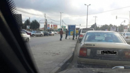 أطفال يتسولون بالبيع الوهمي على الإشارات ويعرضون حياتهم لخطر الدهس أطفال يتسولون بالبيع الوهمي على الإشارات ويعرضون حياتهم لخطر الدهس