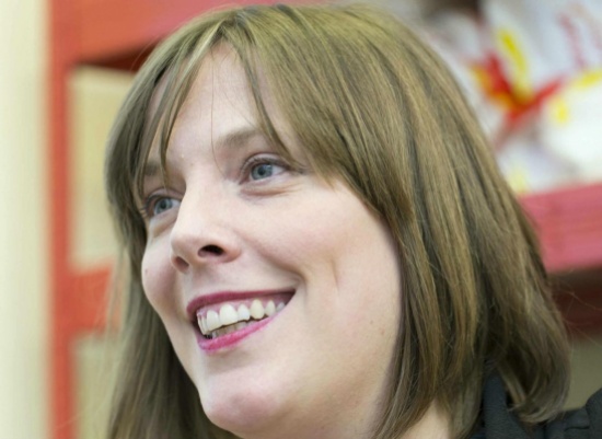 [شاهد] نائبة برلمانية تتلقّى 600 تهديد بالاعتداء الجنسي في يوم واحد!