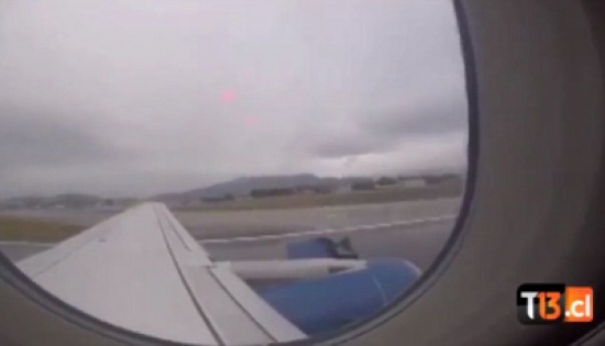 شاهد.. لحظة تحطم غطاء محرك طائرة أثناء إقلاعها