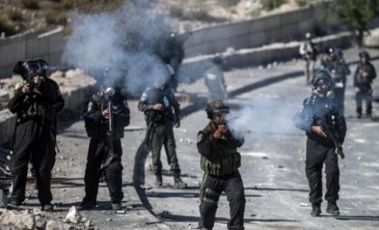 اصابة فلسطينيين بينهم صحفي بمواجهات مع الاحتلال في نابلس اصابة فلسطينيين بينهم صحفي بمواجهات مع الاحتلال في نابلس