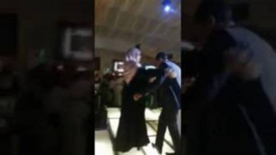 بالفيديو.. عريس يقبل قدم أمه في مشهد أبكى الجميع