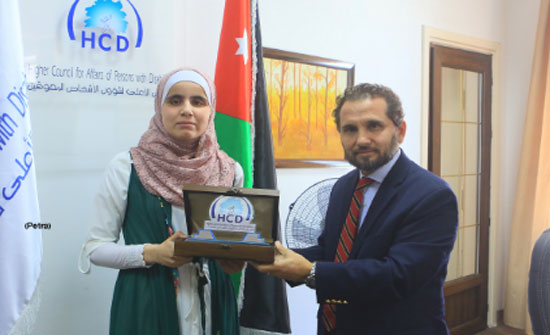 الأمير مرعد يكرم الطالبة المتفوقة تقوى السفوح