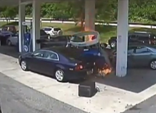 بالفيديو.. شرطي ينقذ سائقاً من موت محقق بعد إنفجار مركبته