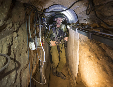 قوة إسرائيلية مزودة بكلاب وروبوتات تتقصى أنفاق غزة