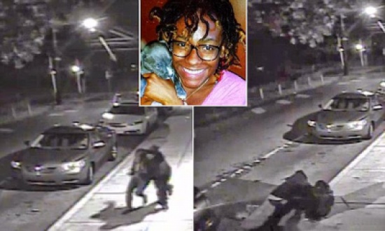 لحظة اختطاف فتاة وإجبارها على ركوب سيارة