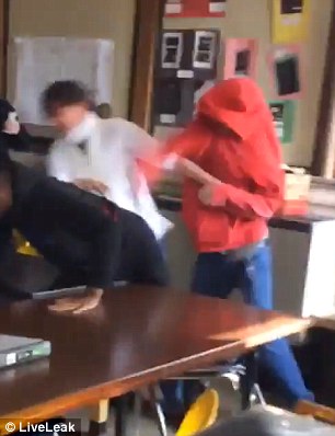 بالفيديو والصور.. طالب ينتقم لمعلمته من آخر ضربها بالفيديو والصور.. طالب ينتقم لمعلمته من آخر ضربها