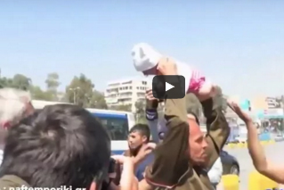 بالفيديو.. لاجئ يهدد برمي ابنه على الشرطة اليونانية خلال اشتباكات عنيفة