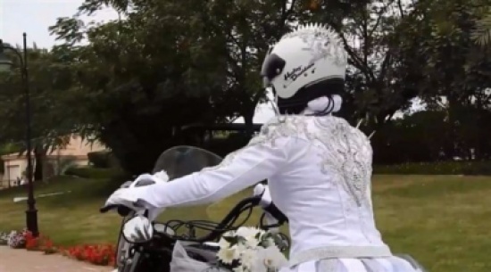 تغريم خليجيين للإساءة لـ"عروس الدراجة النارية" على التواصل الاجتماعي