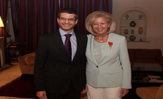 السفير الفرنسي يقلد العين النجار وسام الجوقة الفرنسي