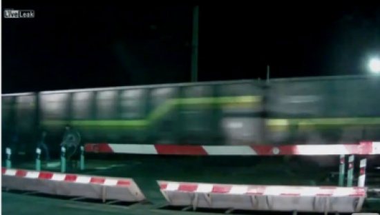 ‫قطار مسرع يدهس شابين حاولا عبور شريط السكة الحديد‎