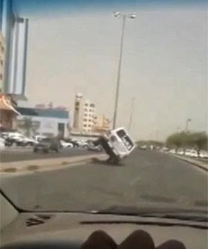 يسير على عجلتين فقط