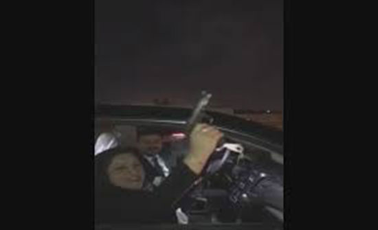 فيديو يورّط نائبة عراقية تطلق النار بالهواء ..(شاهد) فيديو يورّط نائبة عراقية تطلق النار بالهواء ..(شاهد)