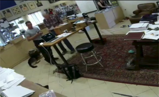 بالفيديو - بريطانيا :رجل يطلق النيران على نفسه بالخطأ