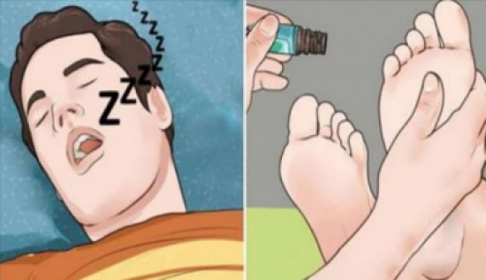 رش هذا المزيج على قدمك قبل 10 دقائق من النوم.. النتيجة مذهلة! رش هذا المزيج على قدمك قبل 10 دقائق من النوم.. النتيجة مذهلة!