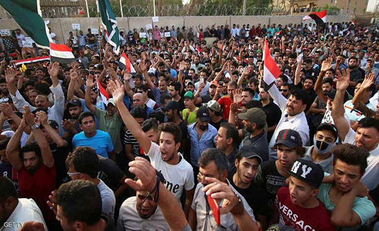 زعماء عشائر ورجال دين بين مئات المتظاهرين في البصرة