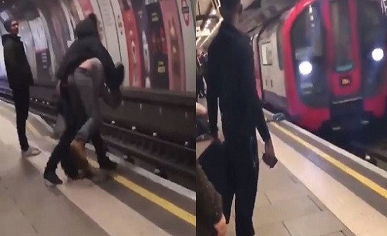 بالفيديو.. شخص يرمي صديقه تحت عجلات المترو بالفيديو.. شخص يرمي صديقه تحت عجلات المترو
