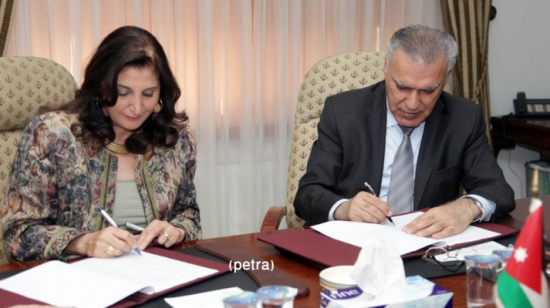توقيع اتفاقية بين وزارة البيئة وجائزة الحسن لتنمية الوعي البيئي توقيع اتفاقية بين وزارة البيئة وجائزة الحسن لتنمية الوعي البيئي