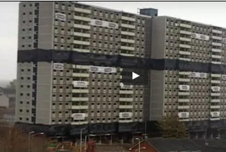 شاهد.. لحظة تفجير بناية وسقوطها بطريقة غريبة