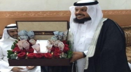 سعودية "تقتحم" حفل زفاف زوجها لتهديه أموالاً وهاتفاً وعطراً