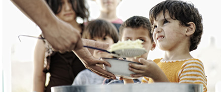 إطعام المحتاجين في رمضان.. الوجبات الجاهزة تحد من خياراتهم إطعام المحتاجين في رمضان.. الوجبات الجاهزة تحد من خياراتهم