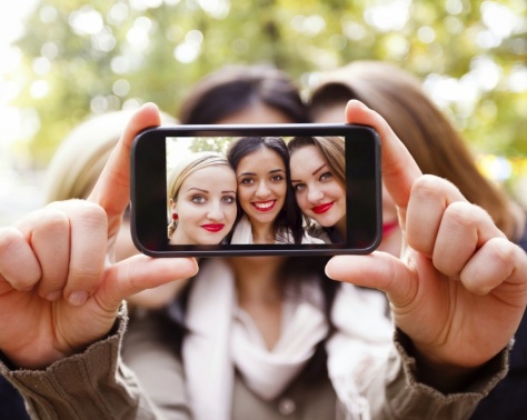 نجوم يرفضون التقاط "سيلفي" مع معجبيهم.. تعرفوا عليهم!!