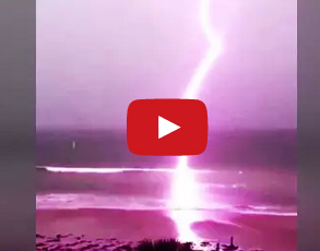 بالفيديو :   صاعقه مروعة تضرب الأمواج