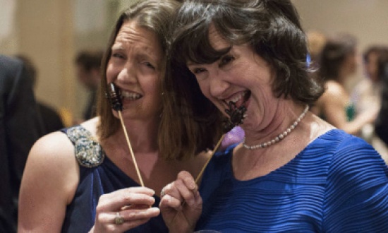 بالصور.. عشاء فاخر وأطباق صراصير شهية !!