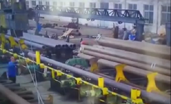 ماسورة حديدية ضخمة تصدم عاملا وتصيبه أثناء عملها (فيديو)