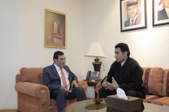 صور : الطراونة يلتقي المواطن الذي قفز من شرفات المجلس صور : الطراونة يلتقي المواطن الذي قفز من شرفات المجلس